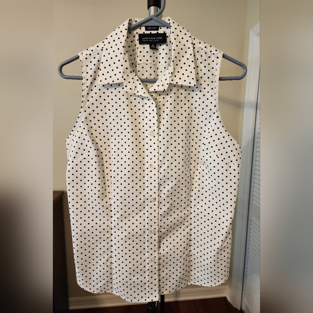 Jones New York Sleeveless Wrinkle Resistant Button Down Shirt MPetite